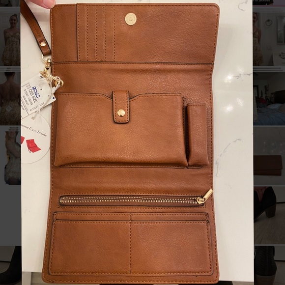 Clutch wallet that holds phone and lipgloss - Picture 2 of 3